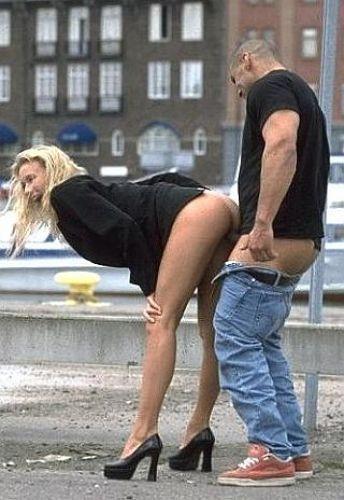 Милашка отсасывает своему другу прямо на улице - порно фото