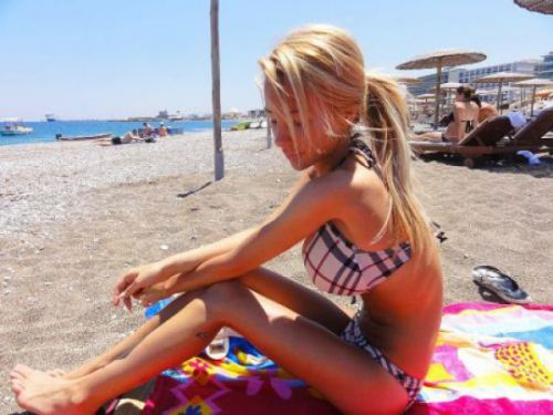 ANOTHER HOT BEACH BABE! WHO IS SHE?