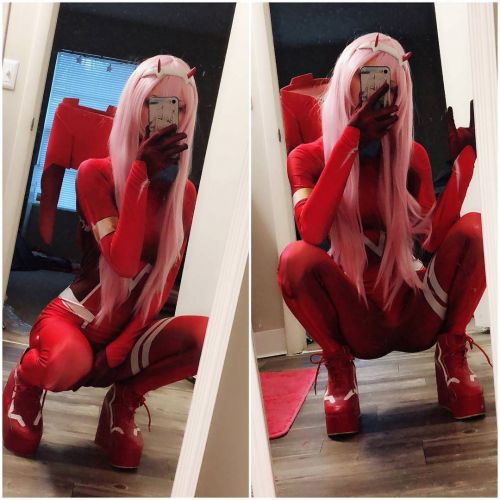 Frailu cosplaying as Zero Two from 