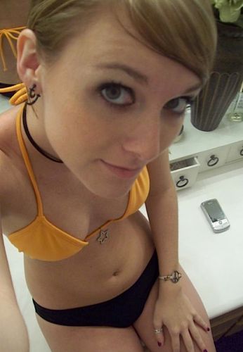 It crops up since the tailend of 2012, first time I could trace on this site dedicated to amateur selfies: https://web.archive.org/web/20121014201303/http://www.selfshotpicture.com/picture/62-Green_Eyed_Blonde_In_Bikini.html
No name attached; one time tagged as Emma, but that's hardly evidence. Based on vintage, her phone and general vibe, I'd wager it's been grabbed off of VK or similar.