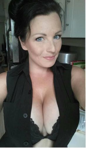 Amateur Brunette from Craiglist ... http://imgur.com/a/1LJSX ... http://de.sex.com/pin/51298194-busty-craigslist-brunette/ ... http://de.sex.com/pin/51298224-busty-craigslist-brunette-part-2/