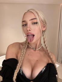 What's the name of this pornstar?