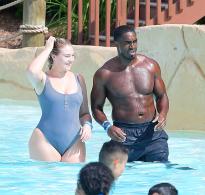 Does Iskra Lawrence have an OF ?