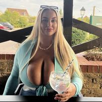 https://fapello.com/caitlinn-g/