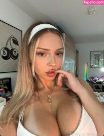 What's the name of this pornstar?