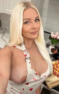 What's the name of this pornstar?