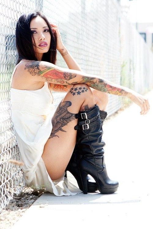 Whats this models name? What is the title of the photo set? The full photo set? 