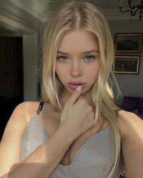 What's the name of this pornstar?