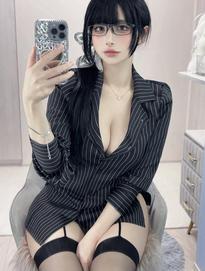 What's the name of this pornstar?