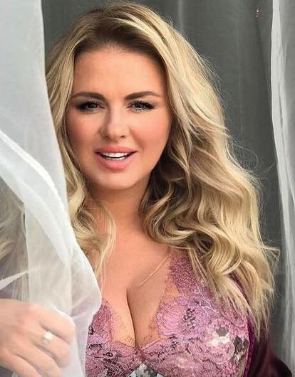 What's the name of this pornstar?