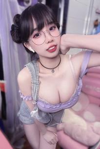What's the name of this pornstar?