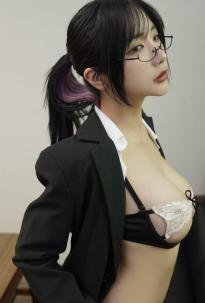 What's the name of this pornstar?