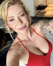 What's the name of this pornstar?