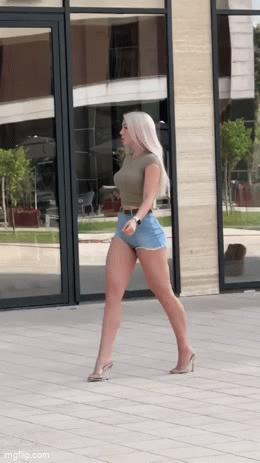 What's the name of this pornstar?