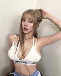 What's the name of this pornstar?