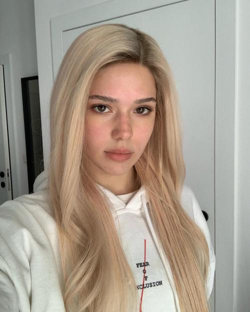 What's the name of this pornstar?