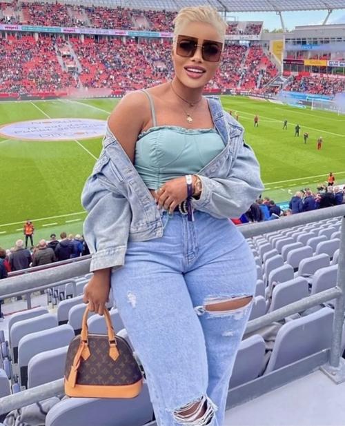 What's the name of this pornstar?