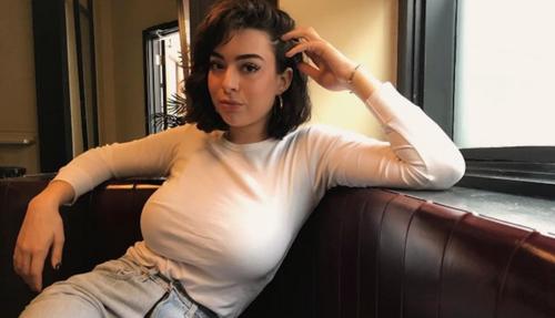 What's the name of this pornstar?