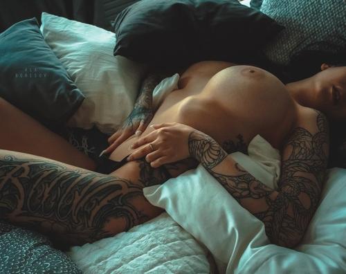 Whats this models name? What is the title of the photo set? The full photo set? 