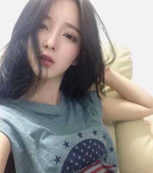 Yoon Ara a korean Ulzzang (best face) model.
https://www.instagram.com/yoonara_mood/?hl=en
https://www.instagram.com/ulzzang_yoonara/?hl=en
https://prcm.jp/album/a8147e5811a12/pic/40571114