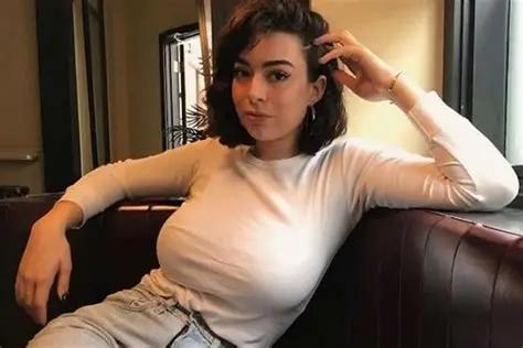 What's the name of this pornstar?