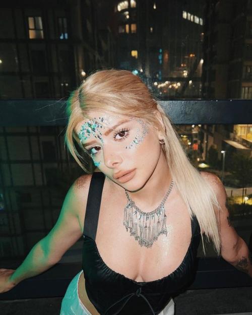What's the name of this pornstar?