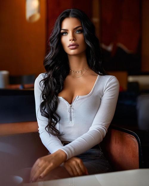 What's the name of this pornstar?