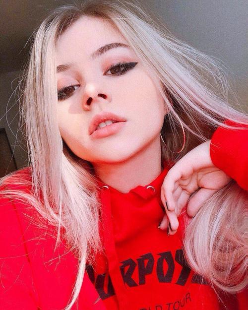 What's the name of this pornstar?