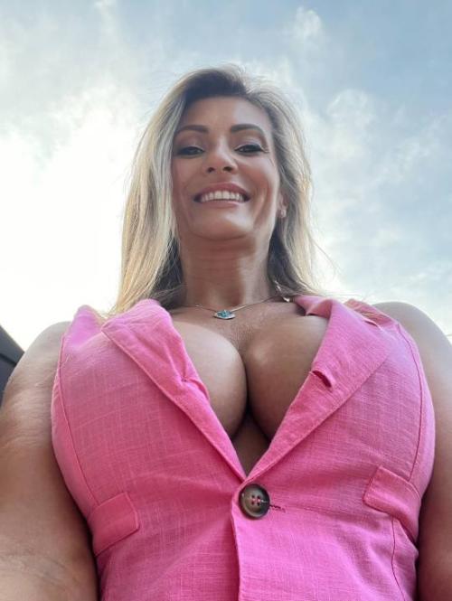 Lussy Berry ------------------------
https://www.instagram.com/lussy.berry