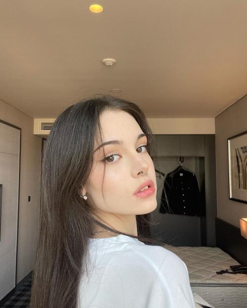 What's the name of this pornstar?