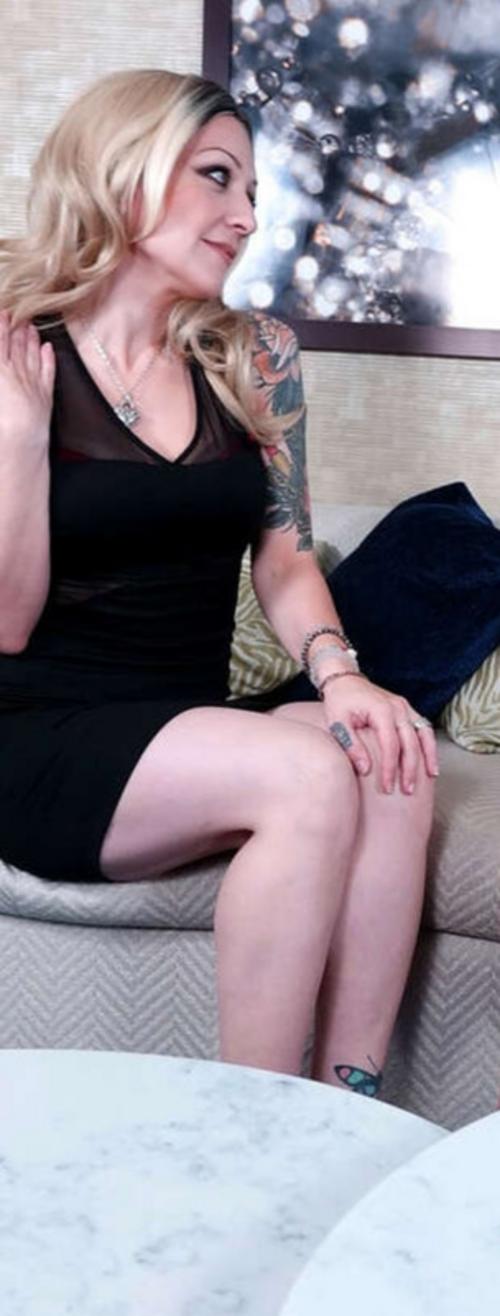 Whats the name of this pornstar? 