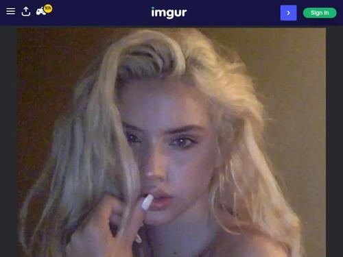 Yes she does, her instagram is t0rwee (number 0 not alphabet)