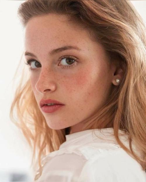 Camille Yolaine.
https://www.instagram.com/camilleyolaine/?hl=en