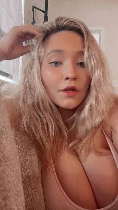 This 32JJ BOOBS IS MAGIC but who is she?