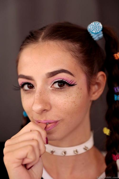 What's the name of this pornstar?