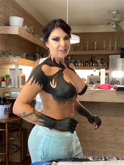 What's the name of this pornstar?