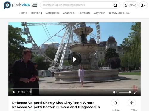 Who is the woman in the redpink shorts? starting 3040