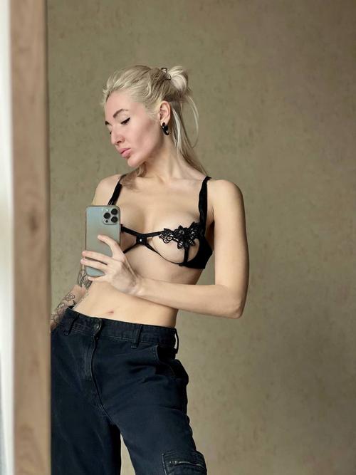 What's the name of this pornstar?