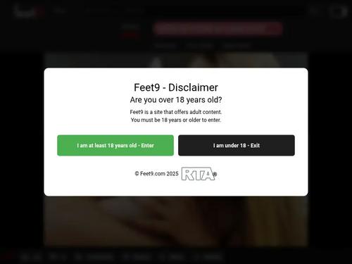 Who is this beautiful nerdy blonde?