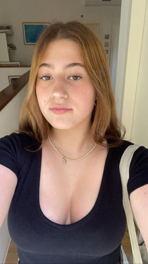 What's the name of this pornstar?