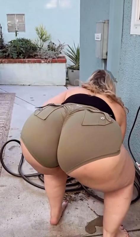 What's the name of this pornstar?