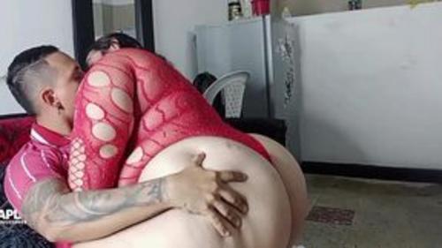 Scarlett aka  Scarlettoficial   -  	Aplproducciones Unfaithful husband talks on the phone with his wife, while his lover sucks his cock and then fucks her  
  https://www.xvideos.com/video79873323/marido_infiel_conversa_por_telefono_con_su_esposa_mientras_su_amante_le_chupa_la_polla_y_luego_se_la_folla