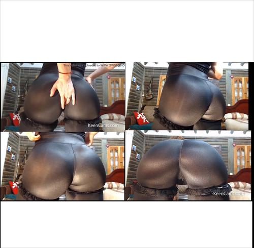 She's the amazing camwhore Little Izzi