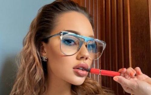 What's the name of this pornstar?