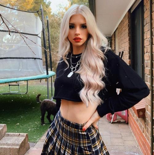 What's the name of this pornstar?