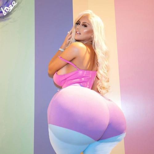 What's the name of this pornstar?