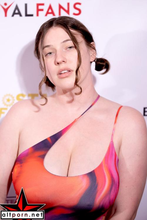 What's the name of this pornstar?