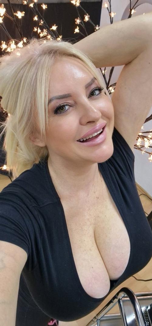 What's the name of this pornstar?