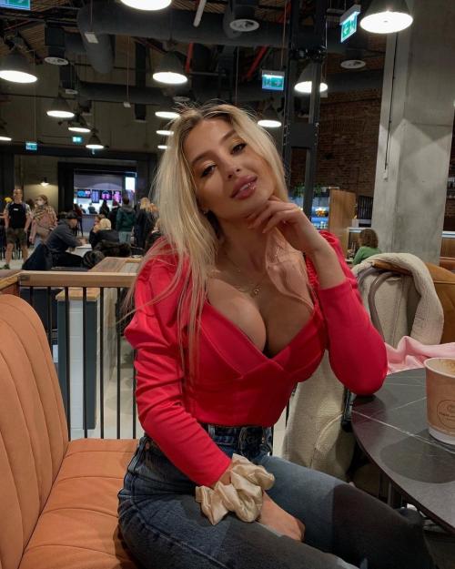 What's the name of this pornstar?