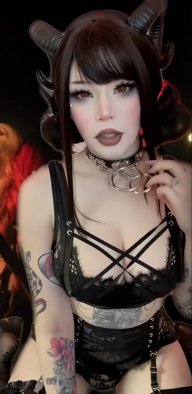 What's the name of this pornstar?